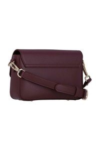 Borsa a tracolla rettangolare di colore viola scuro con superficie testurizzata, chiusure in oro e tracolla regolabile.