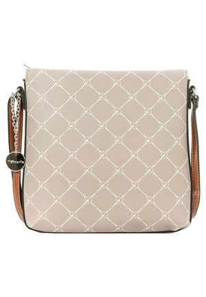 Lichtbeige tas met ruitpatroon en witte stiksels. Heeft een afneembare kettingriem en bruine leren accenten, ritssluiting.