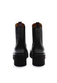 Stivaletti neri in pelle con un chunky tacco a piattaforma nero, caratterizzati da una texture liscia e un anello sul retro per una facile calzata.