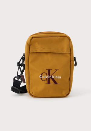 BOLD LOGO SLIM REPORTER - Plecu soma - mustard yellow
