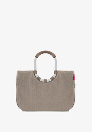 Borsa tote in tessuto beige con manici metallici semi-circolari avvolti, dotata di un piccolo etichetta rossa sul lato.