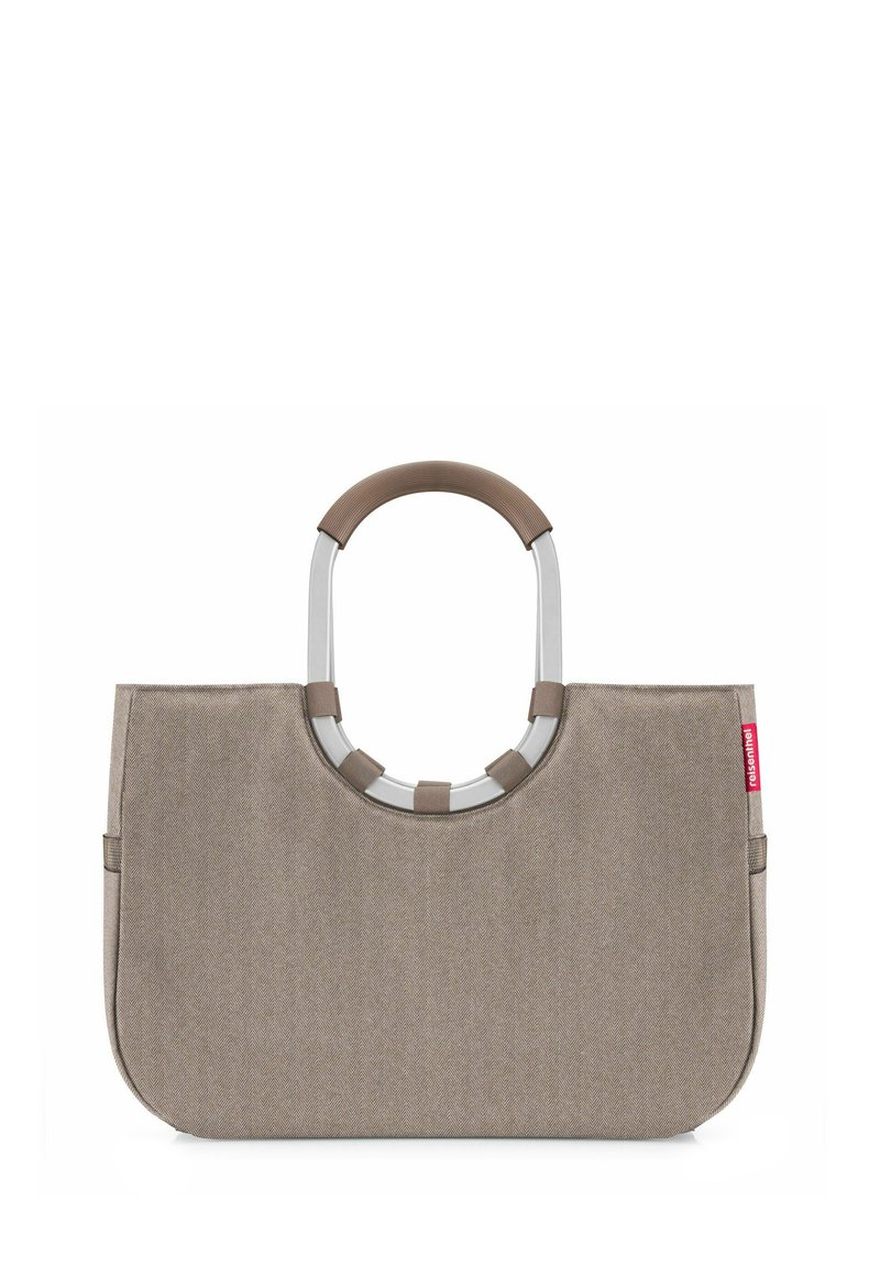 Beige Stofftasche mit halbrunden Metall- und umwickelten Griffen, die an der Seite ein kleines rotes Etikett hat.