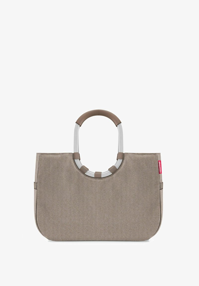 Beige Stofftasche mit halbrunden Metall- und umwickelten Griffen, die an der Seite ein kleines rotes Etikett hat.