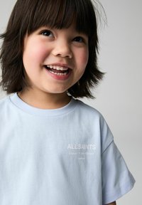 Gaiši zila kokvilnas T-krekls ar apaļu kaklu, īsām piedurknēm un "ALLSAINTS" teksta logo baltā krāsā uz priekšpuses. Mīksta tekstūra, ikdienišķs piegriezums.