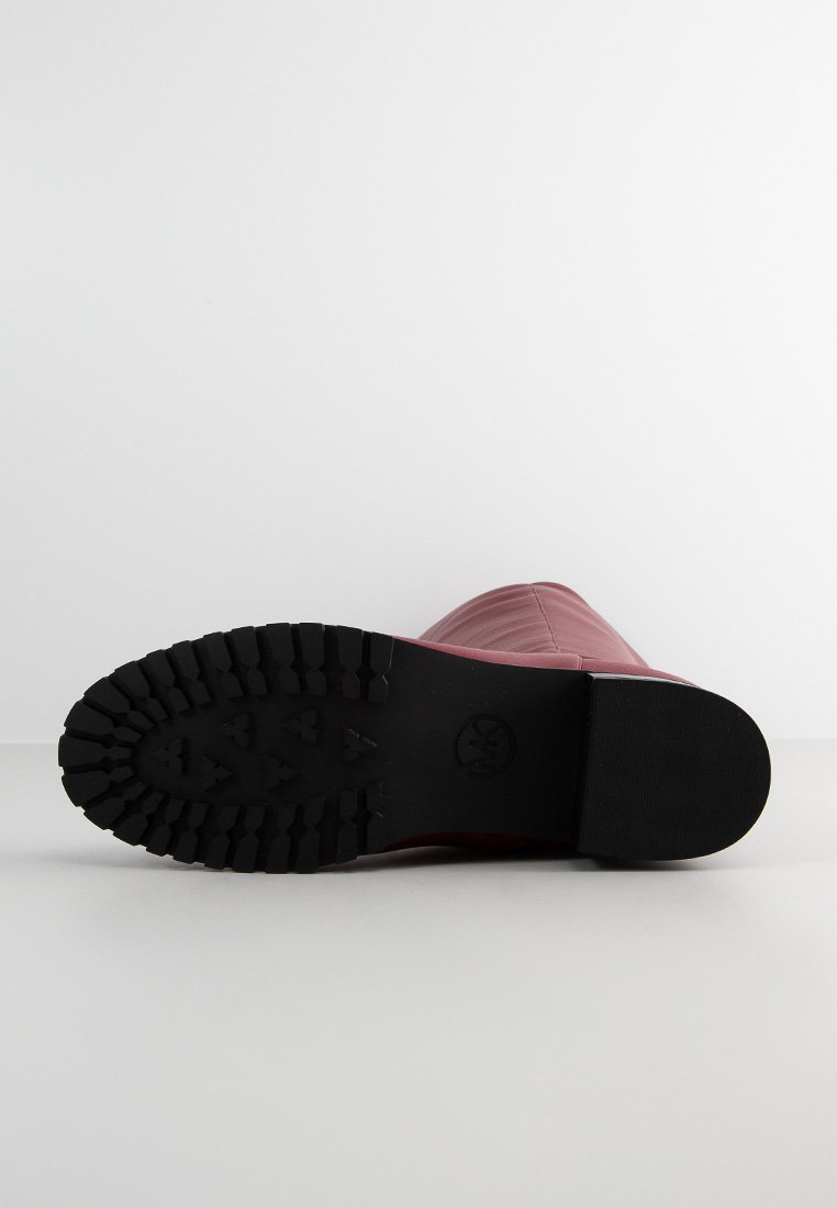 Stivale in gomma bordeaux con superficie testurizzata, suola scanalata per una presa migliore e punte arrotondate. La suola esterna presenta un design a trama.