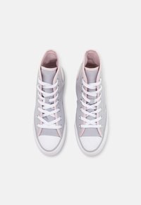 Kotníkové tenisky ze šedého plátna s růžovými doplňky, s bílými tkaničkami a bílou gumovou špičkou. Hladká textura a elegantní design.