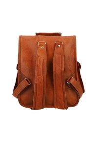 Sac à dos en cuir marron avec deux bretelles réglables, boucles en métal et une poignée supérieure, présenté de dos sur un fond blanc.