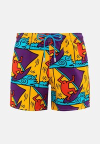 Costumi da bagno colorati con un audace motivo di figure di surf, onde e forme geometriche in giallo, viola e blu, con un laccio blu.