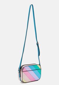 Crossbody-taske i flerfarvet læder med diagonale striber i pink, grøn, blå og lavendel. Har lynlås og en kontrastfarvet rem.