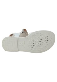 Sandalo Geox bianco con suola in gomma testurizzata, dotato di tomaia con tagli e un dettaglio sulla cinghia. La suola include un battistrada sagomato per una migliore aderenza.