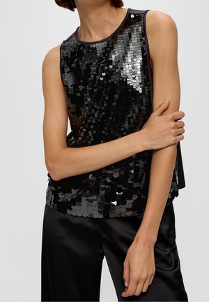 Sort ærmeløs top lavet af pailletter med rund halsudskæring og løs pasform, kombineret med glatte sorte bukser.