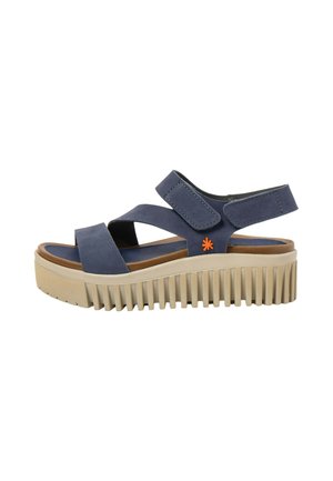 Marineblauwe sandaal met twee verstelbare bandjes, oranje sterlogo, bruin voetbed en beige dikke geribbelde plateauzool.