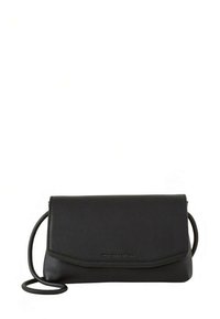 Borsa a tracolla in pelle nera con chiusura a patta, dotata di tracolla intrecciata e logo del marchio in rilievo sul davanti.