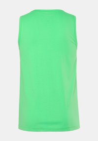 Grön ärmlös bomullstopp med rund halsringning, slät textur och en enkel design utan mönster eller detaljer.