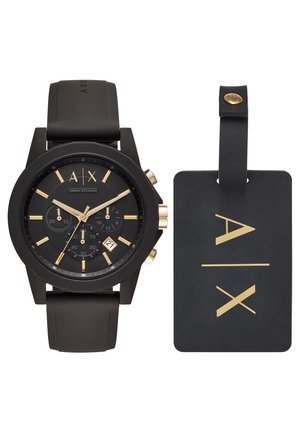 Orologio da polso nero Armani Exchange con dettagli oro, quadranti cronografici, display della data e targhetta per bagagli nera abbinata con logo dorato A|X.