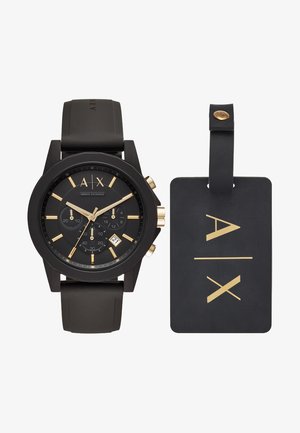 Orologio da polso nero Armani Exchange con dettagli oro, quadranti cronografici, display della data e targhetta per bagagli nera abbinata con logo dorato A|X.