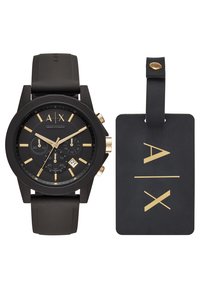 Montre chronographe noire avec accents dorés, bracelet en caoutchouc, grands index horaires et affichage de la date. Inclut une étiquette noire assortie avec le logo "A|X".