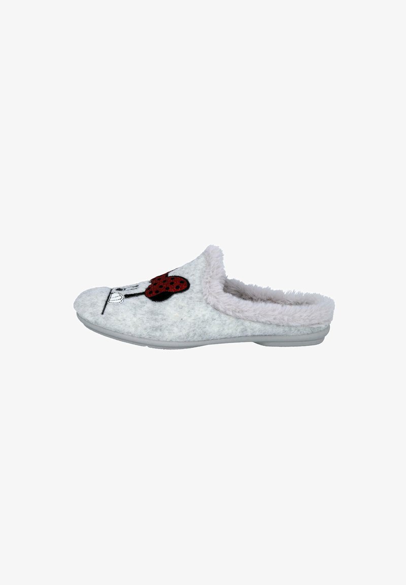 Pantuflas grises de felpa con un forro de piel blanca. Presentan un diseño de mariquita en la parte frontal con manchas rojas. Forma relajada, con la parte trasera cerrada.