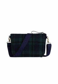 Sac à épaule en tartan en tissu de laine vert foncé et marine, avec une fermeture éclair et une sangle ajustable texturée. Accents en matériel en laiton.