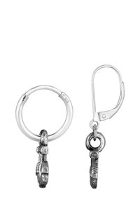 Silverfärgade hoopörhängen med intrikata texturerade berlocker, lås med toggle och stämplade detaljer. Högpolerad yta med matta accenter.
