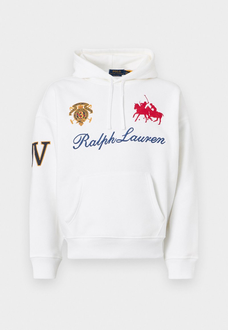 Sweat à capuche blanc avec poche avant, arborant le texte bleu "Ralph Lauren", un graphisme de joueur de polo rouge, un écusson doré et un "V" noir et or sur la manche gauche.