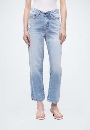 Lyseblå højttaljede straight-leg jeans med let slid, båret med hvid ærmeløs top og hvide hælede sandaler.