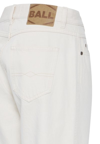 Jeans en denim blanc avec une étiquette de ceinture rectangulaire en cuir marron portant l'inscription "BALL." et des détails de poche brodés en motif losange.
