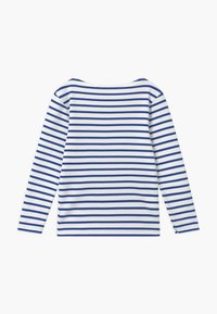 Koszula z długim rękawem o białej podstawie z wyrazistymi niebieskimi, poziomymi paskami; okrągły dekolt i prosty dół z bocznymi rozcięciami. Materiał bawełniany.