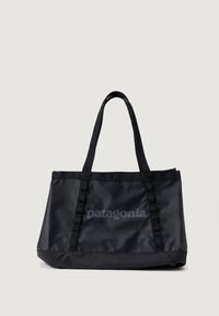 Geantă de tote neagră Patagonia, confecționată din material durabil, cu două mânere rezistente, un interior spațios și un accent subtil cu logo.