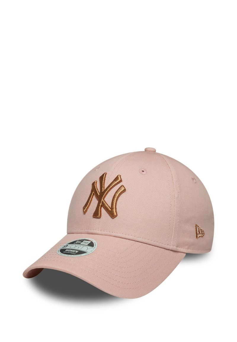 Rosa Baseballmütze aus Stoff, mit einem braunen, gestickten New York Yankees Logo und einem gebogenen Schirm. Enthält einen Größenaufkleber auf dem Schirm.