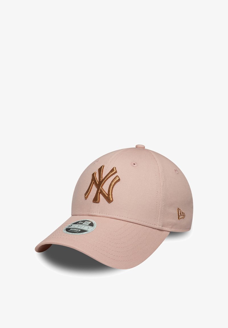 Rosa Baseballmütze aus Stoff, mit einem braunen, gestickten New York Yankees Logo und einem gebogenen Schirm. Enthält einen Größenaufkleber auf dem Schirm.