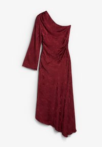 Robe asymétrique bordeaux en tissu léger, avec une manche longue, texture drapée et détail drapé sur le côté.