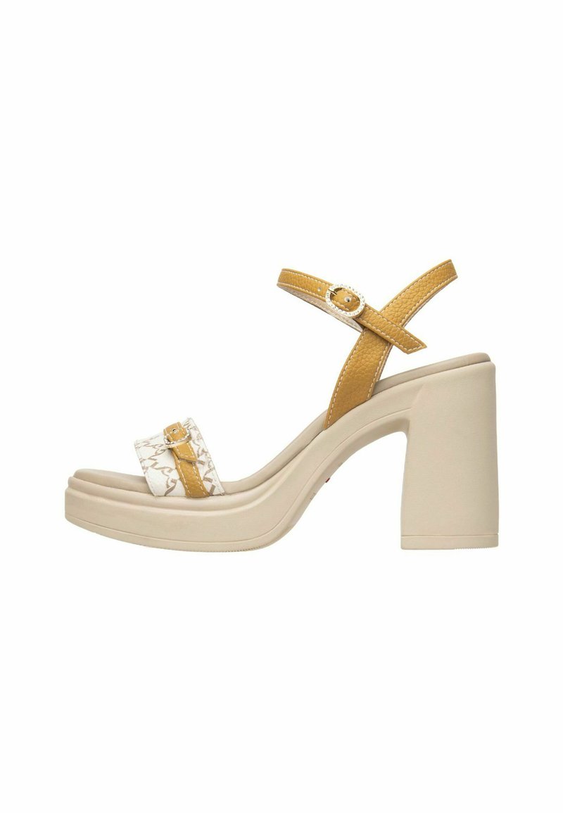 Sandali con tacco alto, dotati di una piattaforma e di un tacco spesso color beige, con un cinturino giallo testurizzato e un cinturino superiore bianco a fantasia con un dettaglio fibbia.