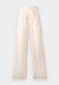 Pantalones de lino beige de pierna ancha con una textura suave, que presentan pliegues delanteros y un diseño de cinturilla limpio y sencillo.