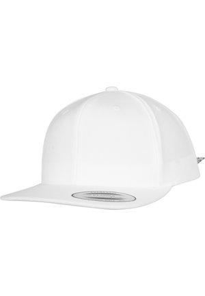 Cappellino snapback bianco con design strutturato, visiera piatta e tessuto testurizzato. Presenta un'etichetta con logo circolare sul davanti.