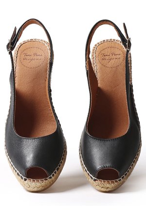 Schwarze Leder-Espartrille mit offenem Zeh, Juteseil-Detail an der Sohle und einem verstellbaren Knöchelriemen. Glatte Textur.