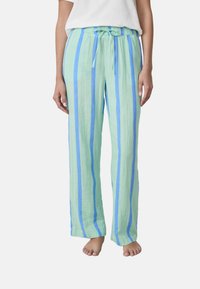 Pantaloni leggeri e traspiranti a righe verdi con strisce verticali blu, dotati di cintura elastica e cordino.