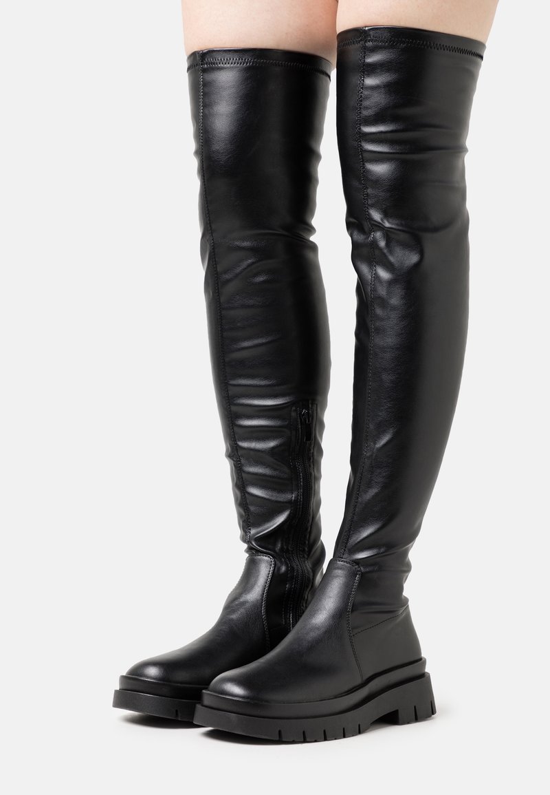 Bottes hautes jusqu'à la cuisse en cuir lisse noir, dotées d'une fermeture éclair latérale, d'une semelle plateforme et d'un bout arrondi avec peu de détails de couture.