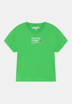 T-shirt en coton vert à manches courtes, col rond, avec un logo imprimé blanc sur le devant. Comprend un petit drapeau accentué sur la manche.