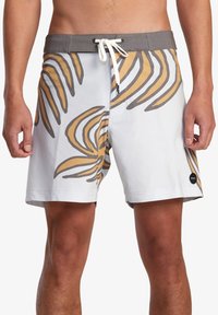 Herrarnas badshorts i vitt med en grå midja. Har ett bladmönster i gult och grått. Inkluderar en elastisk dragsko och en logotyp-patch.