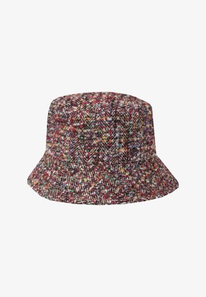 Chapeau seau en tweed multicolore avec un large bord et un motif à carreaux subtil, arborant un petit logo métallique rond sur le côté.