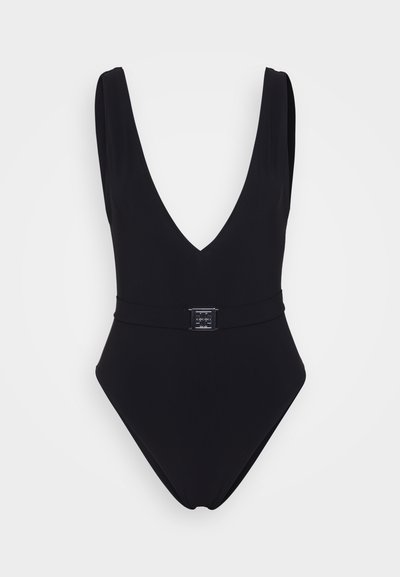 Črno enodelno kopalke z globokim V-izrezom, debelimi naramnicami in pasom z detajlom kovinske sponke. Gladka tkanina in visoko izrezani hlačnici.