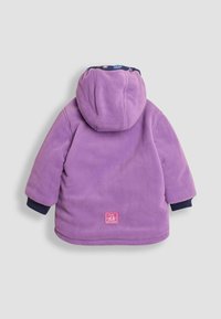 Lilla fleecejakke med hætte, med marineblå manchetter og en logo-patch på ryggen. Blød tekstur, rund form og afslappet design.
