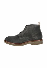 Botines de ante gris con textura suave, puntera redonda, diseño de cordones y una suela marrón contrastante con un ligero tacón.
