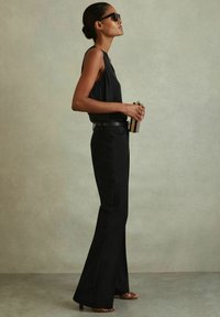 Reiss GABI FLARED  - Kalhoty - black
