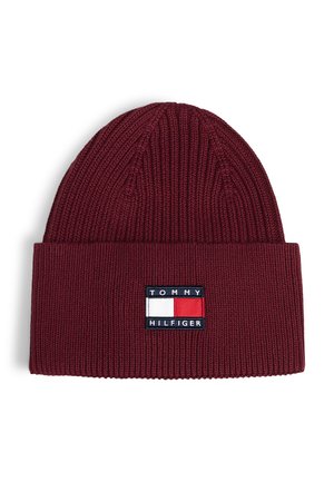 Bonnet en maille bordeaux avec revers plié avec un patch logo rectangulaire Tommy Hilfiger en blanc, rouge et bleu marine.
