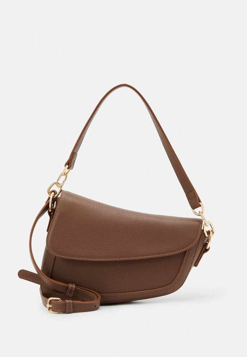 Sac à bandoulière en cuir marron texturé avec rabat incurvé, ferrures dorées et bandoulière réglable sur fond blanc.