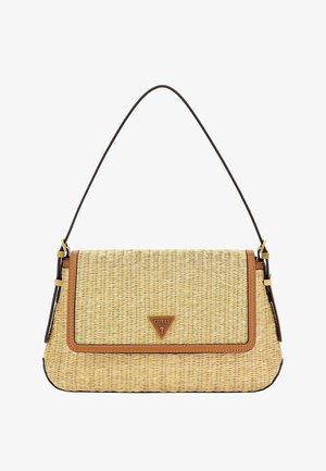 Sac à main en paille tressée avec bordure et bandoulière en cuir marron, présentant une plaque triangulaire du logo Guess sur le rabat avant.