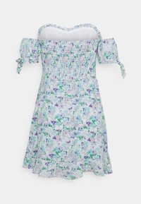 Kwiecista sukienka z marszczonym stanem, opuszczanymi na ramiona rękawami i falbaną na dole, w odcieniach zieleni, fioletu i niebieskiego na jasnym tle.