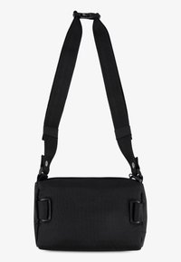 Sac bandoulière noir en tissu durable avec une forme rectangulaire, sangle réglable et fermeture zippée. Présente des accents en matériel élégant.